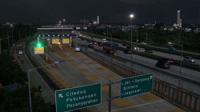 Awan gelap menggantung di kawasan Tol Ciledug. (Foto: Aditia Noviansyah/kumparan)