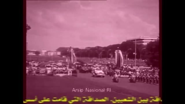 Kerumunan warga Jakarta menyapa Raja Faisal (Foto: Arsip Nasional RI )