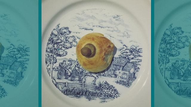 Roti isi keju asi di jamuan makan mayit. (Foto: Twitter/@abangsimpson)