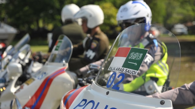 Polisi dan TNI menyiapkan pengawalan Raja Salman. Foto: ANTARA/Nyoman Budhiana