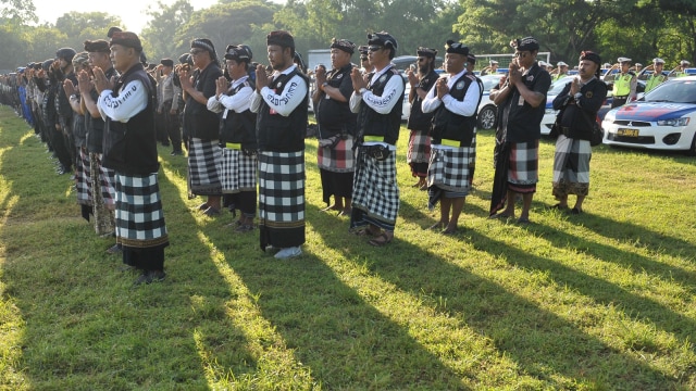 Anggota satuan pengamanan adat Bali atau Pecalang. (Foto: ANTARA/Nyoman Budhiana)