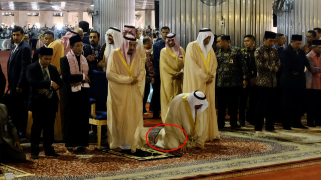 Rombongan Raja Salman pakai sepatu di Istiqlal (Foto: Beawiharta/Reuters)