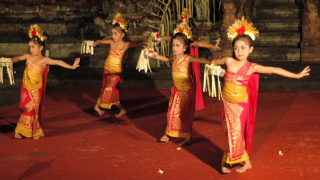 Penari Pendet anak-anak. (Foto: Dok. Wikimedia)