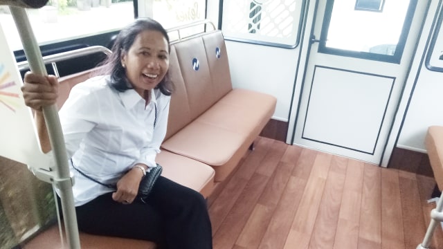 Menteri BUMN Rini Soemarno di bus Transjakarta. (Foto: Edy Sofyan/kumparan)