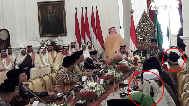 Alat penerjemah saat bersama Raja Salman (Foto: Twitter/ @setkabgoid)