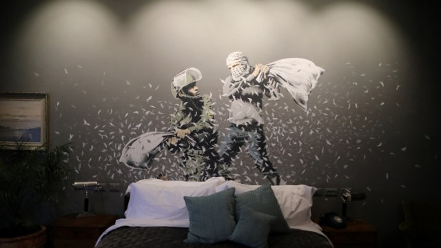 Pemuda Palestina dan tentara Israen perang bantal. (Foto: Reuters/Ammar Awad)