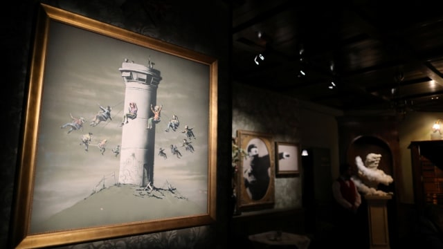 Dekorasi hotel oleh Banksy. (Foto: Reuters/kumparan)
