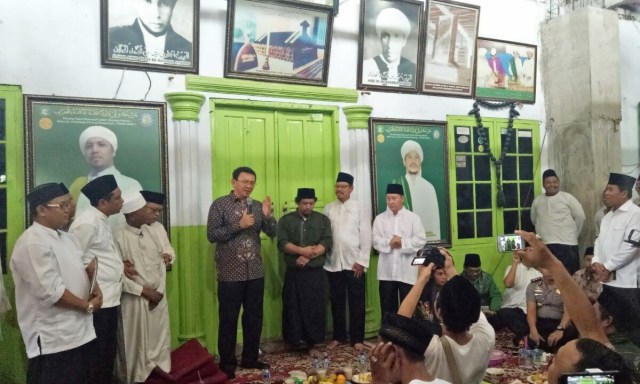 Ahok bersama pengurus makam Mbah Priok. (Foto: Nadia Jovita Riso/kumparan)