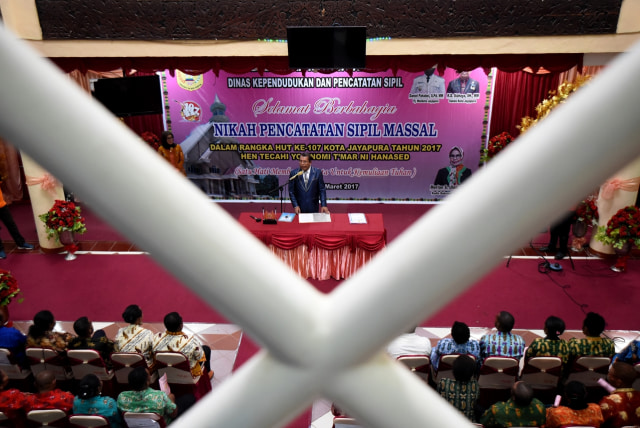 Nikah pencatatan sipil massal di Jayapura. (Foto: Antara/Indrayadi TH)