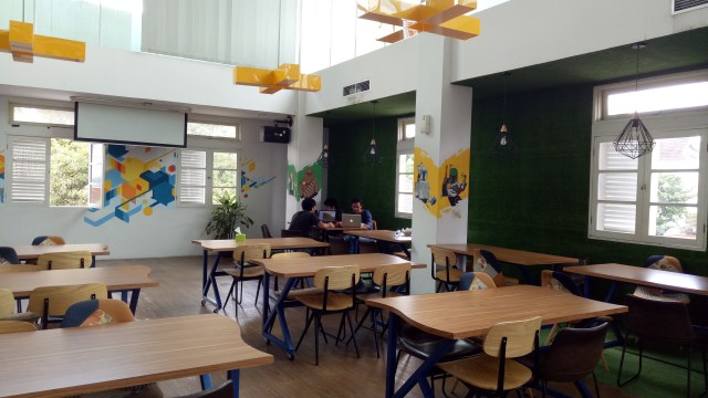 Meja-meja di Eduplex. (Foto: Amanaturrosyidah/kumparan)
