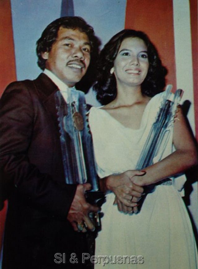 Benyamin S ketika meraih Piala Citra (Foto: Arsip perpusnas.go.id)