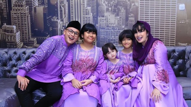 Ussy Sulistiawaty bersama suami serta anak-anaknya (Foto: Instagram @ussypratama)