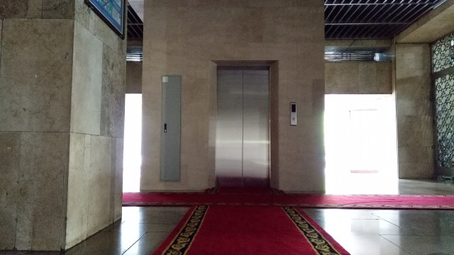 Lift VIP di Masjid Istiqlal. (Foto: Aria Pradana/kumparan)