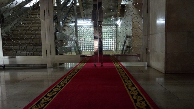 Lift VIP di Masjid Istiqlal. (Foto: Aria Pradana/kumparan)
