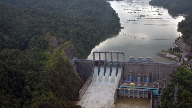 Pintu waduk PLTA Koto Panjang dibuka  (Foto: FB Anggoro/ANTARA)