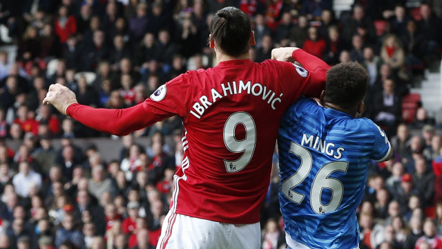 Zlatan Ibrahimovic menyikut Tyrone Mings (Foto: REUTERS/Andrew Yates)