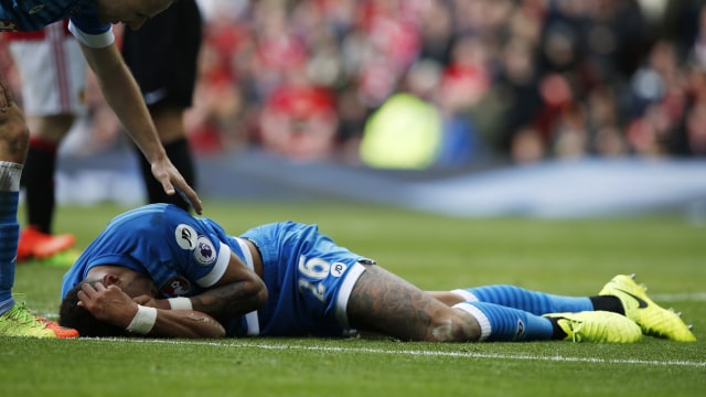 Tyrone Mings terkapar. (Foto: REUTERS/Andrew Yates)