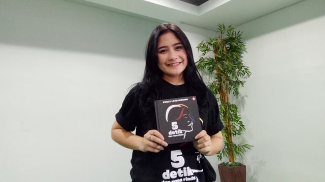 Prilly Latuconsina menunjukkan bukunya. (Foto: DN. Mustika Sari/kumparan)