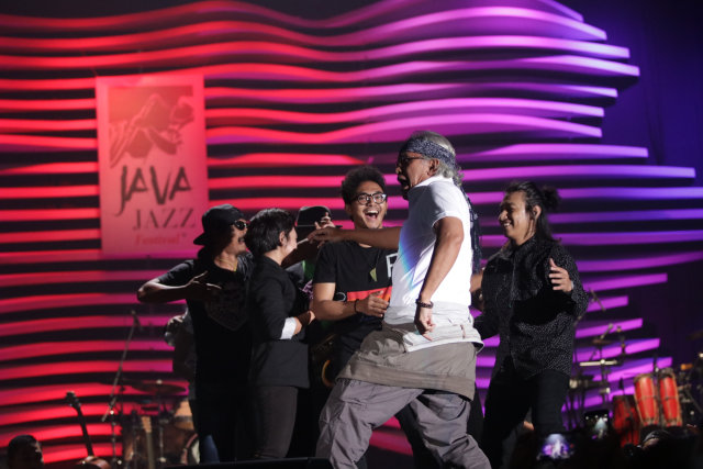Kegembiraan panggung Java Jazz bersama Iwan Fals. (Foto: Fanny Kusumawardhani/kumparan)