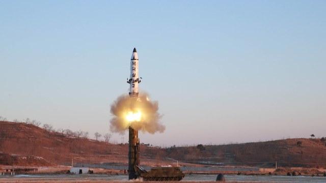 Misil Balistik Korea Utara Pukguksong-2 (Foto: KCNA/Handout via Reuters)