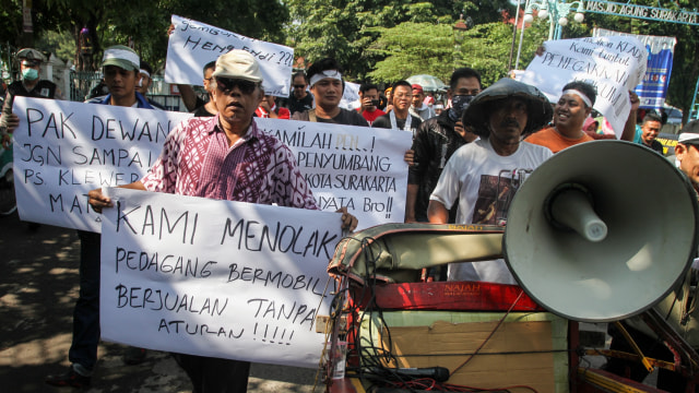 Pedagang Pasar Klewer demo (27/2) (Foto: Mohammad Ayudha/)