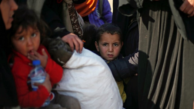 Sejumlah anak terpaksa mengungsi dari rumahnya. (Foto: REUTERS/Suhaib Salem)