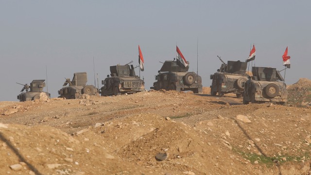Sejumlah kendaraan militer Irak bergerak ke Mosul (Foto: REUTERS/Suhaib Salem)