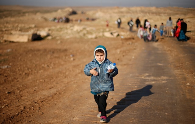 Seorang anak yang ikut mengungsi dari kota Mosul. (Foto: REUTERS/Suhaib Salem)