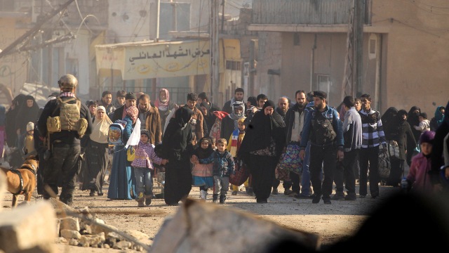 Warga Mosul yang terpaksa mengungsi akibat perang. (Foto: REUTERS/Zohra Bensemra)