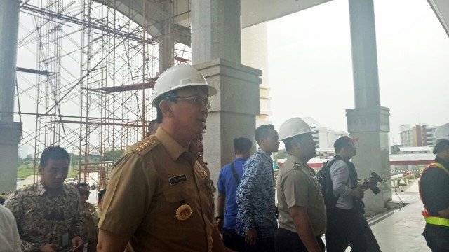 Ahok meninjau Masjid Raya Daan Mogot. (Foto: Nadia Jovita Riso/kumparan)