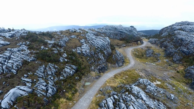 Indahnya jalanan trans Papua di atas bukit. (Foto: Kementerian PUPR)