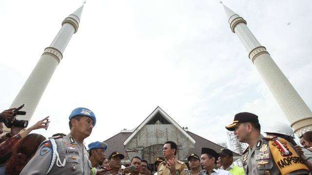 Ahok meninjau pembangunan Masjid Raya Jakarta. (Foto: ANTARA/Muhammad Adimaja)