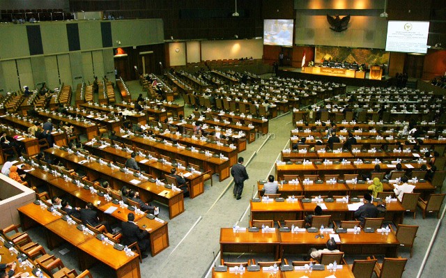 Lee Kuan Yew: Yang Dibutuhkan Negara ialah Disiplin, Bukan Demokrasi