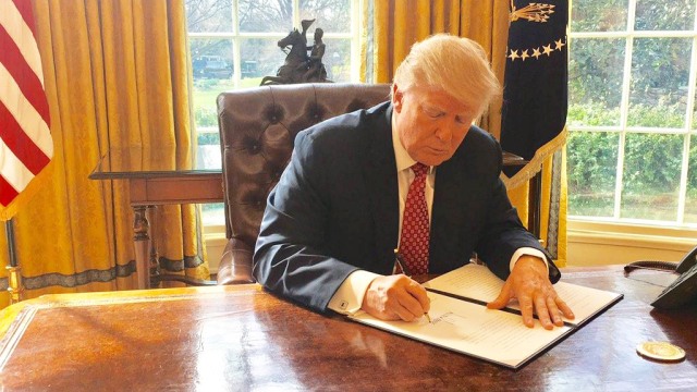 Donald Trump menandatangani perintah eksekutif. (Foto: Donald Trump/Facebook)