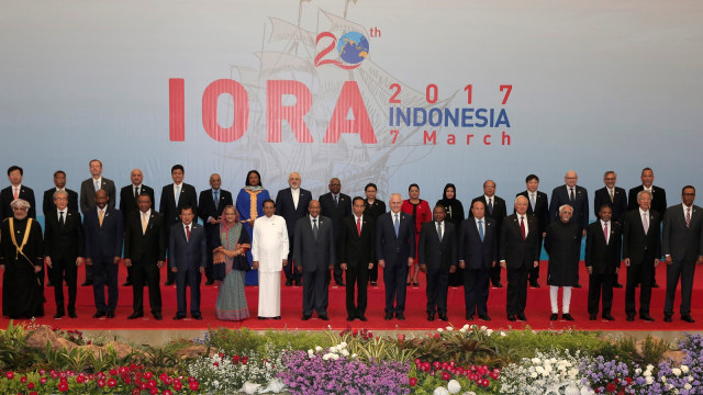 Foto bersama peserta KTT IORA. (Foto: Reuters/Beawiharta)