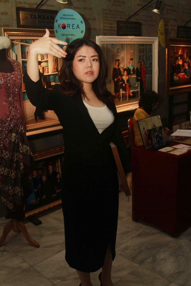 Tina Toon usai menjalankan sidang tesis. Foto: Munady Widjaja/kumparan