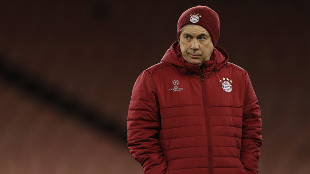 Ancelotti di sesi latihan Bayern. (Foto: REUTERS/John Sibley)