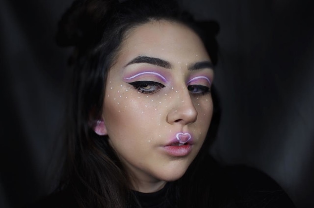 Tampil unik dengan makeup neon. (Foto: Instagram @lana_luxe)