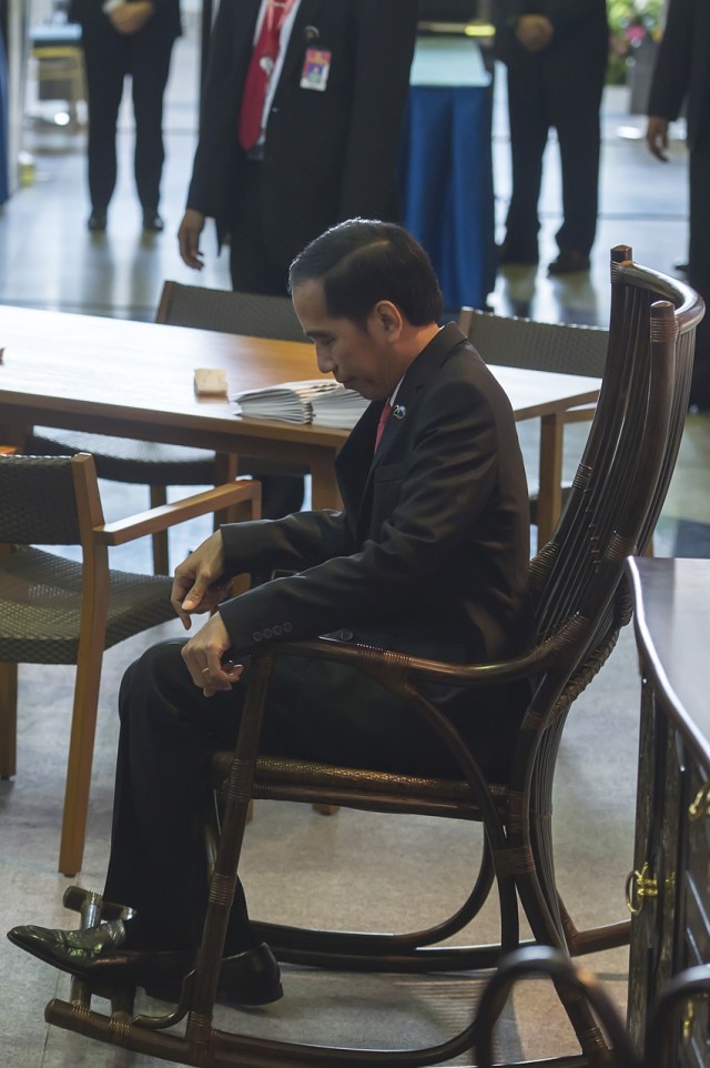 Jokowi duduk di kursi goyang pameran IORA. (Foto: Antara/Widodo S. Jusuf)