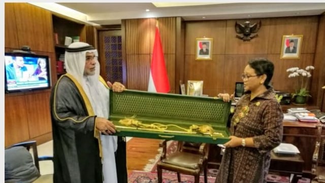 Retno Marsudi menerima pedang dari Arab Saudi. (Foto: Istimewa)