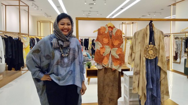 Novita Yunus bersama hasil rancangannya Foto: Stephanie Elia/kumparan