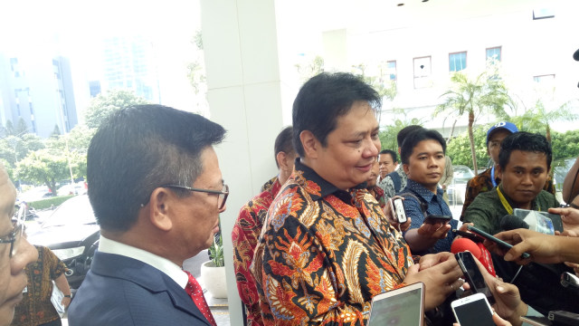 Menperin Airlangga Hartarto dan Irianto Nambrie. (Foto: Novan Nurul Alam/kumparan)