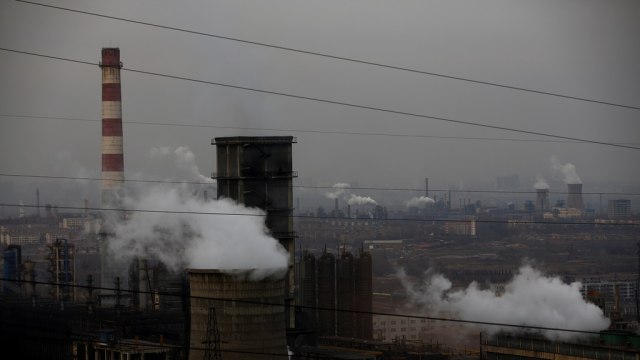 Ilustrasi kawasan industri.  Foto: Thomas Peter/Reuters