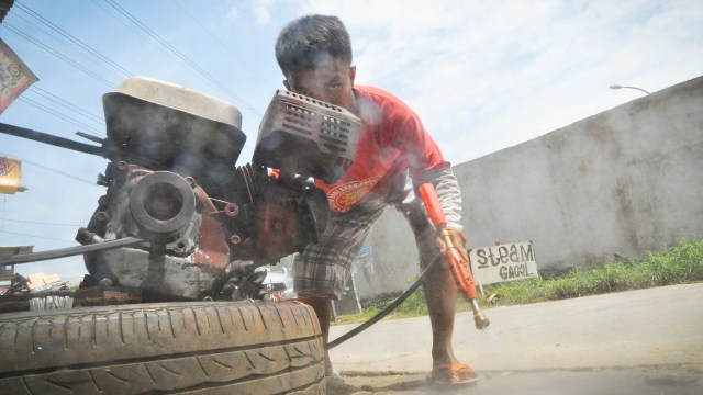 Ridwan tengah bekerja. (Foto: Kevin Kurnianto/kumparan)