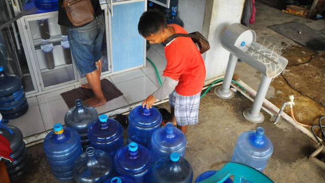 Ridwan menjual galon isi ulang. (Foto: Kevin Kurnianto/kumparan)