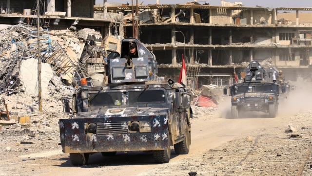 Pasukan Irak melewati kota Mosul (Foto: REUTERS/Suhaib Salem)