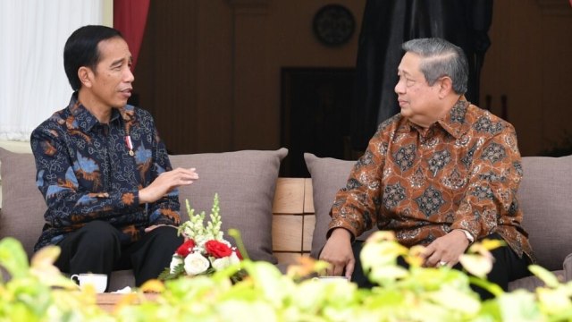 Jokowi dan SBY berbincang di beranda istana. (Foto: Biro pers istana)