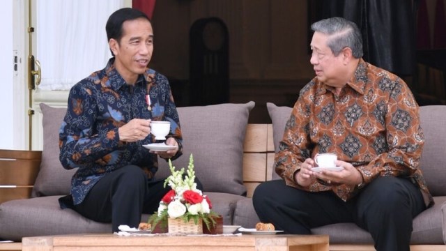 Jokowi minum teh bersama SBY. (Foto: Biro pers istana)