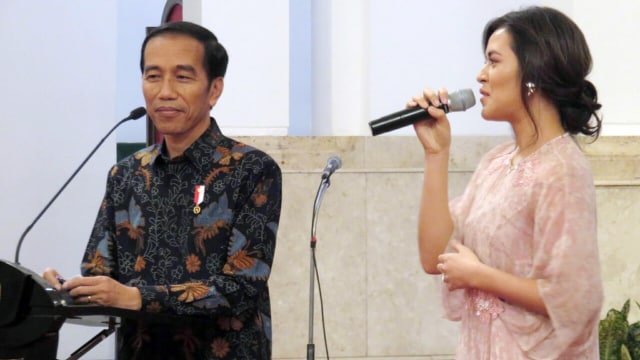 Jokowi dan Raisa di acara hari musik nasional. (Foto: Yudhistira Amran Saleh/kumparan)