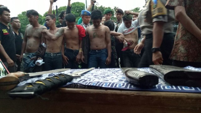 Bentrok ojek online dan angkot di Tangerang (Foto: Anggi Dwiky Dermawan/kumparan )